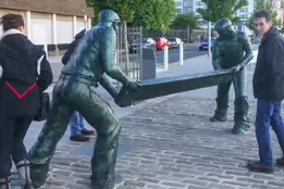 THE DOCKERS MONUMENT BY MICHAEL DUHAN [PHOTOGRAPHED IN 8 JUNE 2015]-233531-1