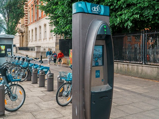 DOCKING STATION 03 The robust bicycles are produced by the French bicycle company Mercier in Hungary and are repaired by JCDecaux