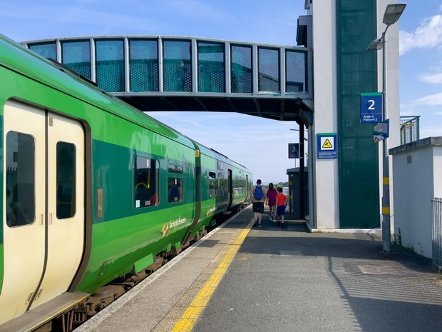 LAYTOWN STATION TRAINS PASSING THROUGH