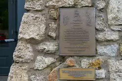 FAMINE MEMORIAL BY SCULPTOR JOHN MC KENNA [AT THE ENTRANCE TO THE DROPPING WELL PUB IN MILLTOWN]-239261-1