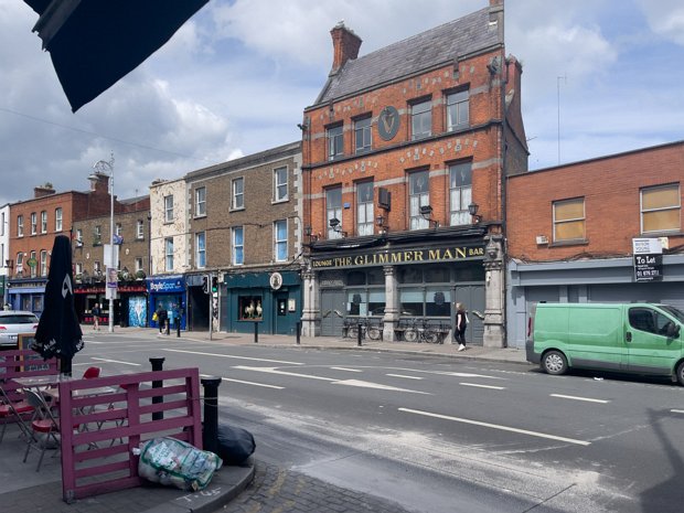 THE GLIMMERMAN ON MANOR STREET Located on Manor Street, the Glimmerman Pub is a Stoneybatter institution, steeped in history and character