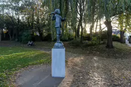 MEMORIAL TO RICHARD CROSBIE [HE MADE THE FIRST HOT AIR BALLOON FLIGHT IN IRELAND FROM RANELAGH]-157999-1