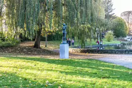 MEMORIAL TO RICHARD CROSBIE [HE MADE THE FIRST HOT AIR BALLOON FLIGHT IN IRELAND FROM RANELAGH]-158002-1