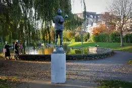 MEMORIAL TO RICHARD CROSBIE [HE MADE THE FIRST HOT AIR BALLOON FLIGHT IN IRELAND FROM RANELAGH]-158003-1