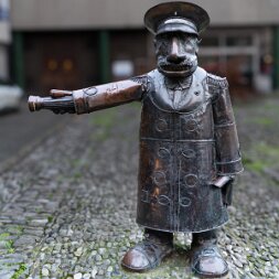 MISTER SCREEN 2016 Mr. Screen stands as a monument to all of these lost spaces, a bronze reminder of a time when going to the movies was a...