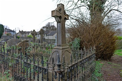RETURNING TO ST JOHN'S CHURCHYARD [A TALE OF TWO CAMERAS AND A VERY OLD GRAVEYARD]-265185.jpg