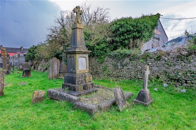 RETURNING TO ST JOHN'S CHURCHYARD [A TALE OF TWO CAMERAS AND A VERY OLD GRAVEYARD]-265274.jpg