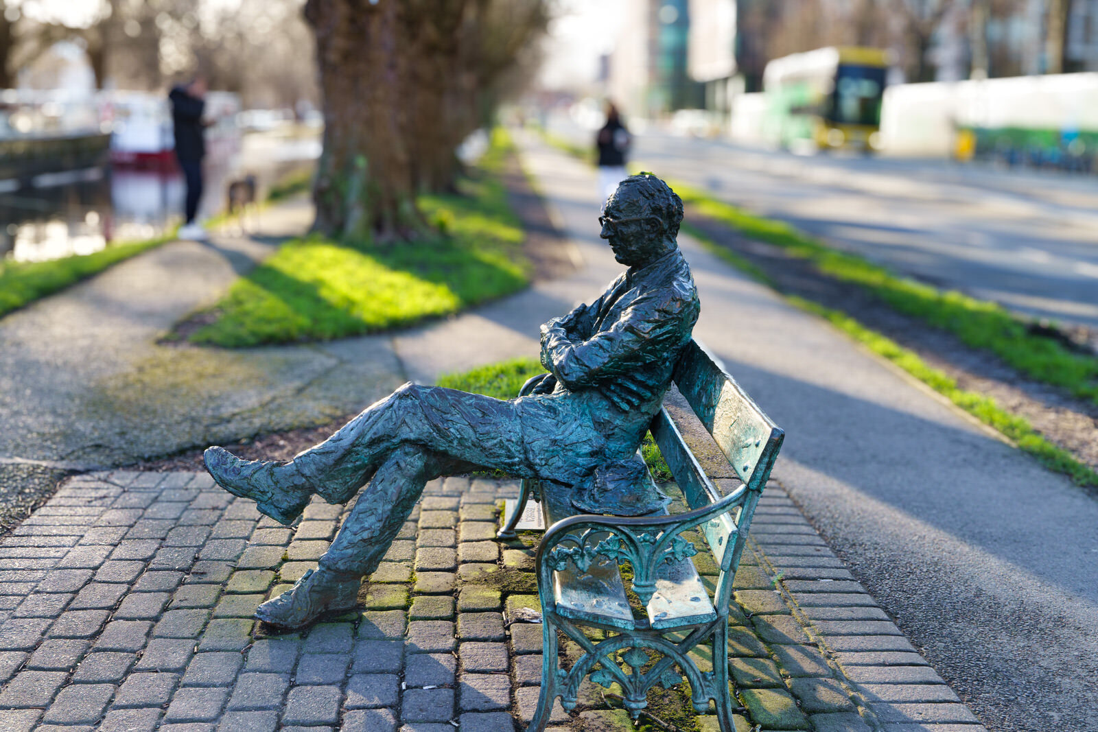 PATRICK KAVANAGH SCULPTURE [PRESENTED TO CITY AND PEOPLE OF DUBLIN BY ZENEZA]-228026-1