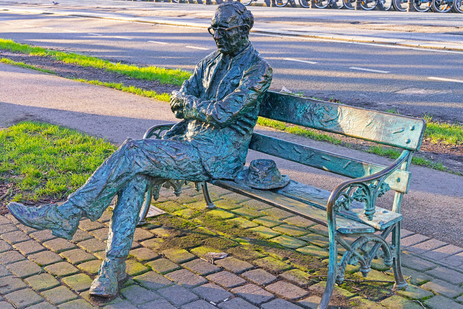 PATRICK KAVANAGH SCULPTURE [PRESENTED TO CITY AND PEOPLE OF DUBLIN BY ZENEZA]-228028-1