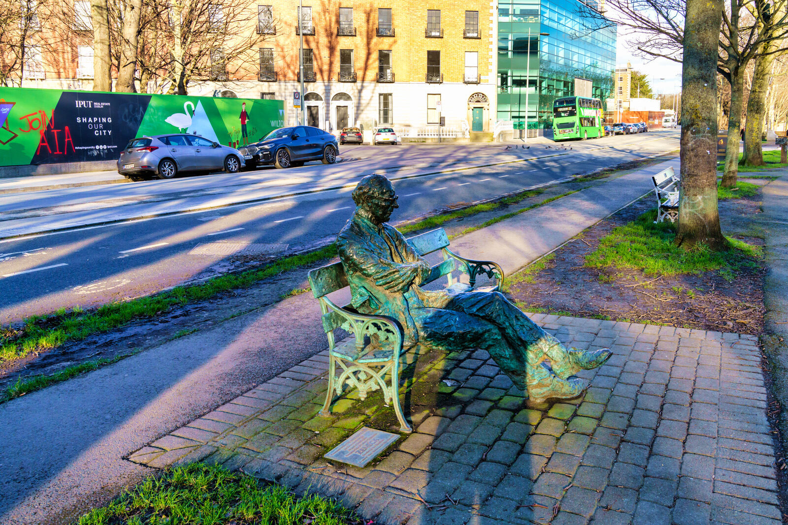 PATRICK KAVANAGH SCULPTURE [PRESENTED TO CITY AND PEOPLE OF DUBLIN BY ZENEZA]-228030-1