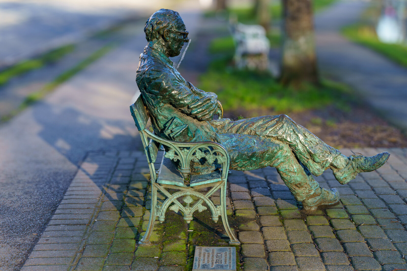 PATRICK KAVANAGH SCULPTURE [PRESENTED TO CITY AND PEOPLE OF DUBLIN BY ZENEZA]-228031-1