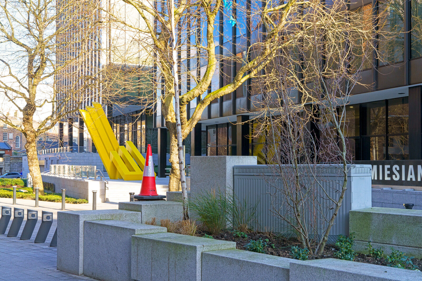SCULPTURE BY MICHAEL BULFIN AT MIESIAN PLAZA [YELLOW STEEL GEOMETRIC REFLECTIONS]-227857-1
