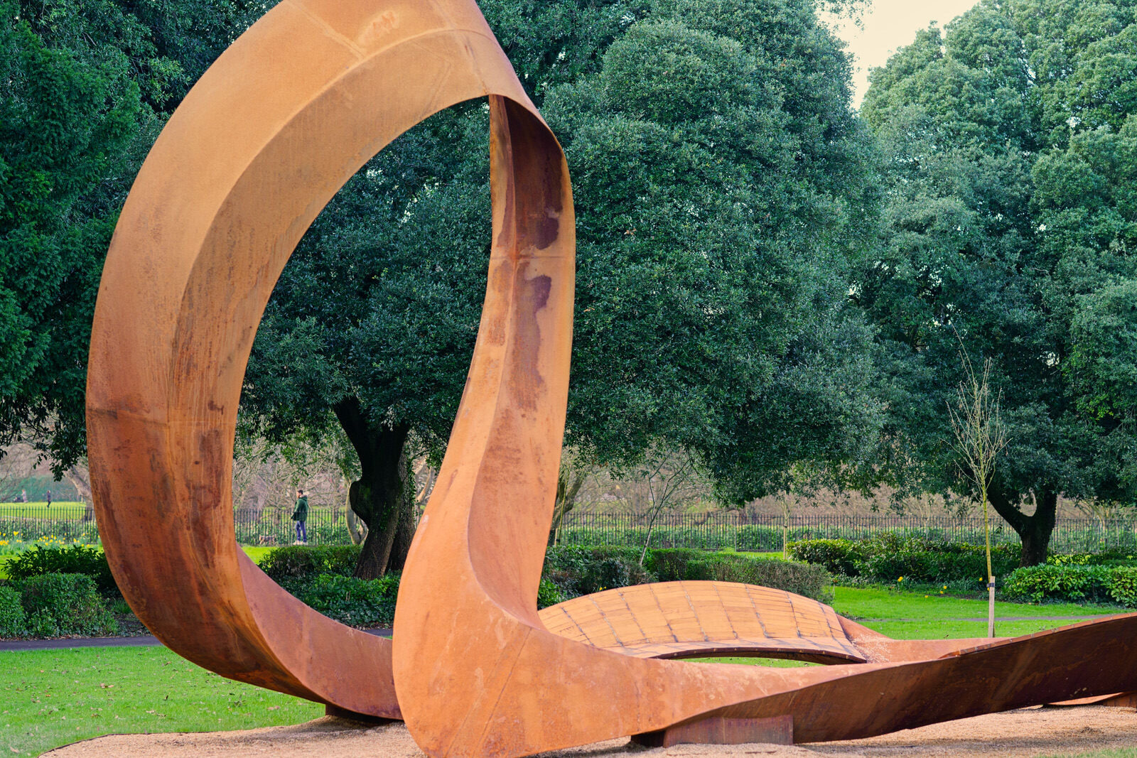 THE CONCRETE SHELTER AND THE CORTEN STEEL SCULPTURE [EMBRACED LOOP BY ANAISA FRANCO]-228477-1