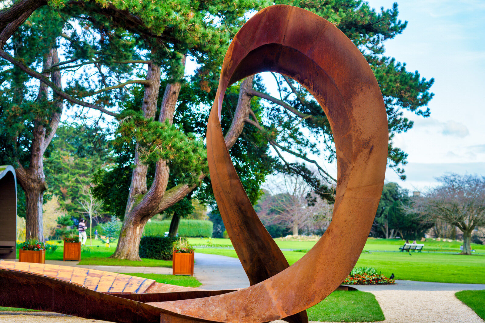 THE CONCRETE SHELTER AND THE CORTEN STEEL SCULPTURE [EMBRACED LOOP BY ANAISA FRANCO]-228485-1