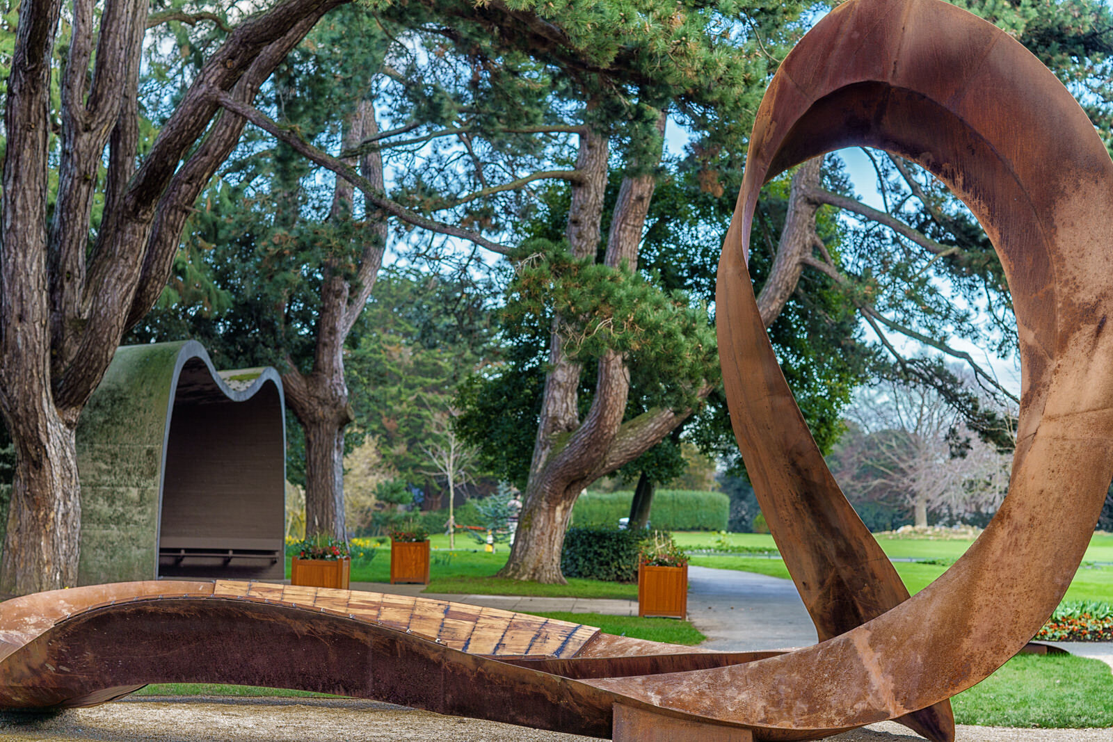 THE CONCRETE SHELTER AND THE CORTEN STEEL SCULPTURE [EMBRACED LOOP BY ANAISA FRANCO]-228487-1
