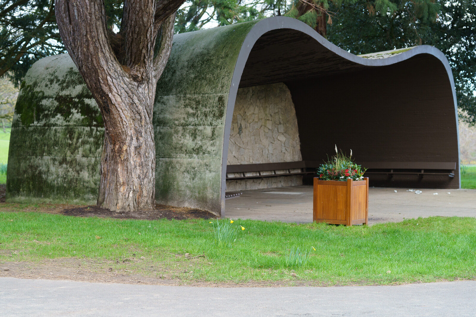 THE CONCRETE SHELTER AND THE CORTEN STEEL SCULPTURE [EMBRACED LOOP BY ANAISA FRANCO]-228498-1