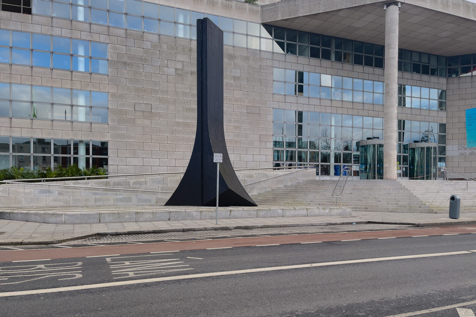THE WOOD QUAY SCULPTURE BY MICHAEL WARREN [A SITE OF HISTORICAL IMPORTANCE]-229140-1