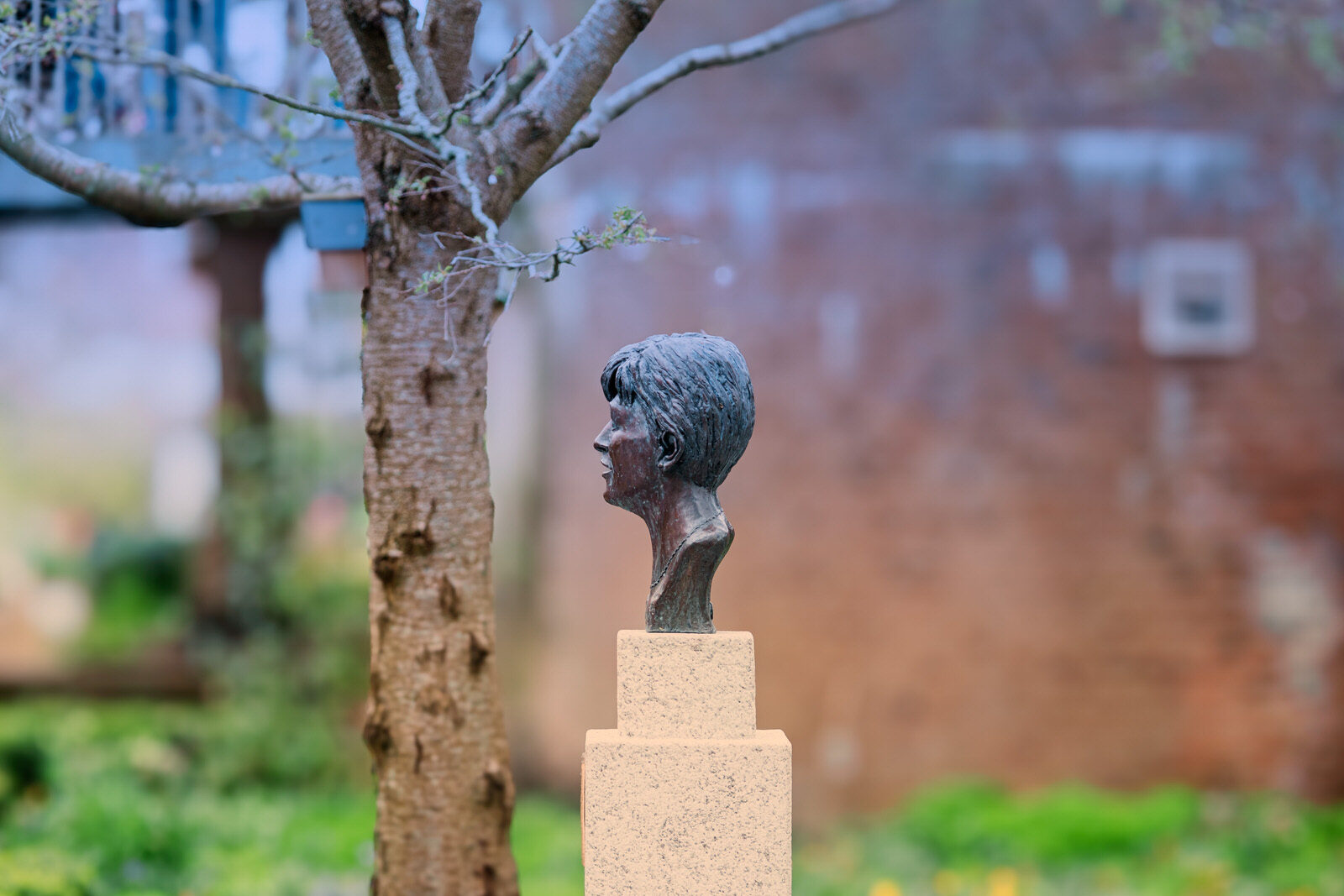 VERONICA GUERIN MEMORIAL [I USE THIS SCULPTURE AT DUBLIN CASTLE AS A REFERENCE]-229864-1
