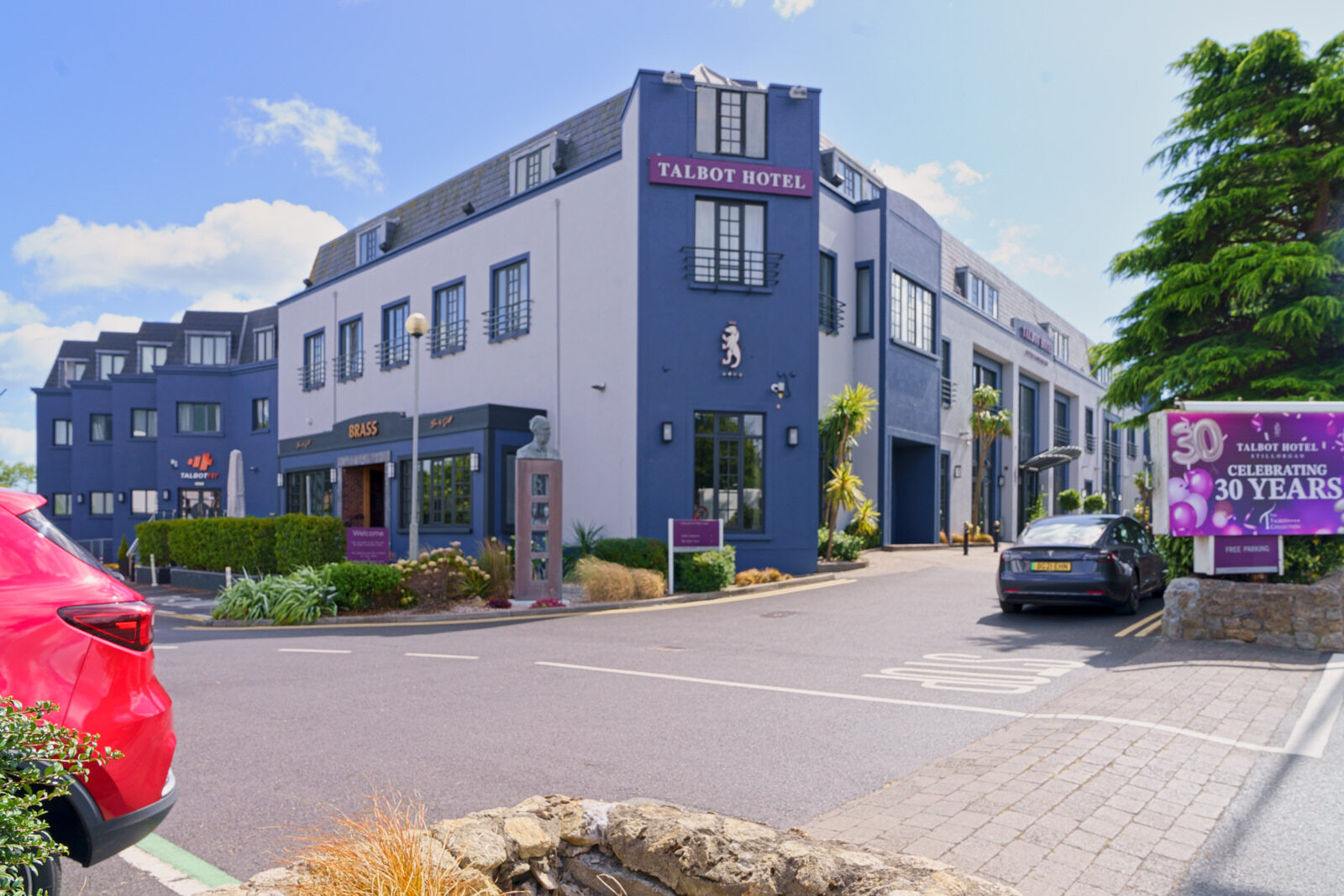 ORPEN SCULPTURE AT THE TALBOT HOTEL IN STILLORGAN [PHOTOGRAPHED 20 AUGUST 2024]-239078-1