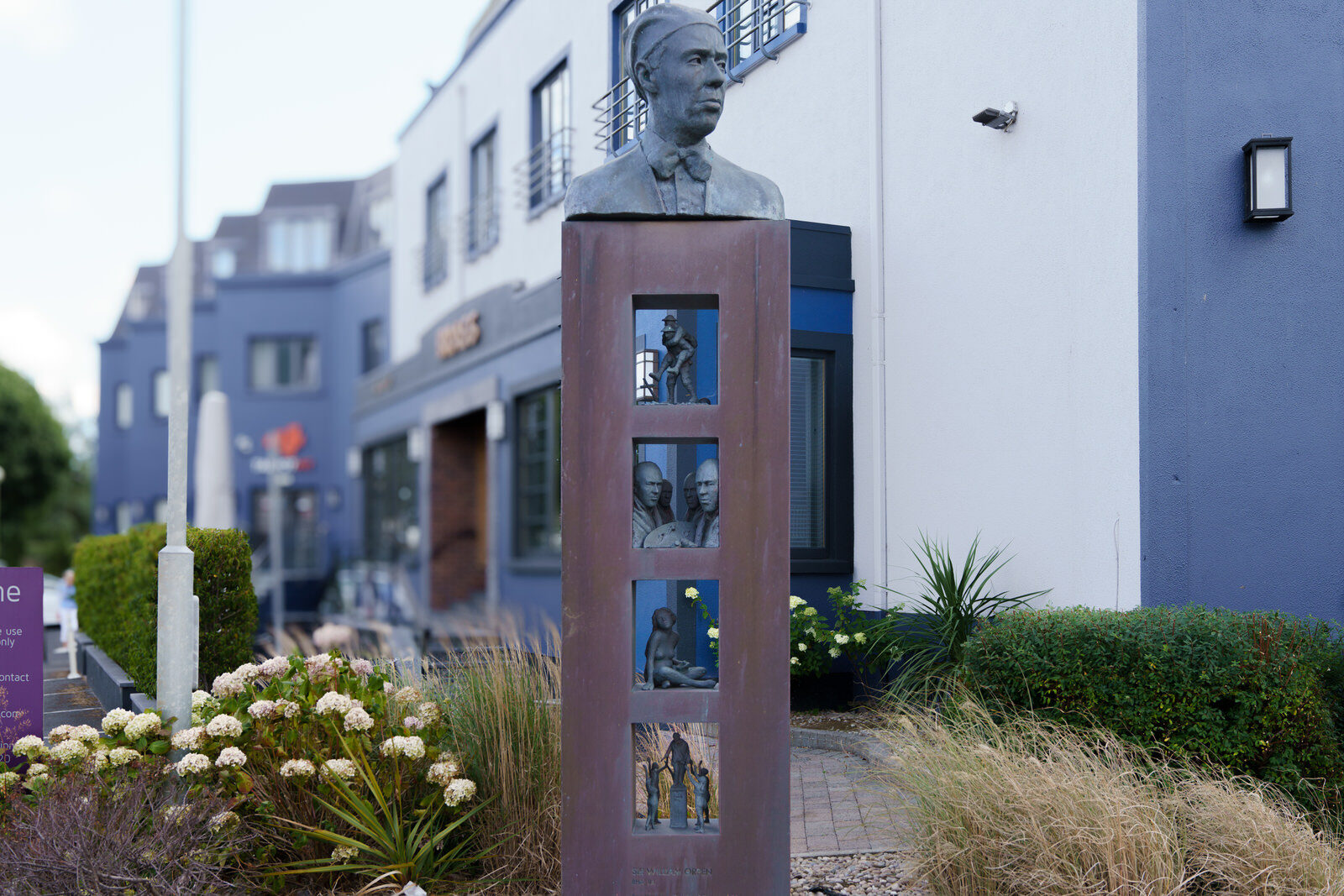 ORPEN SCULPTURE AT THE TALBOT HOTEL IN STILLORGAN [PHOTOGRAPHED 20 AUGUST 2024]-239079-1