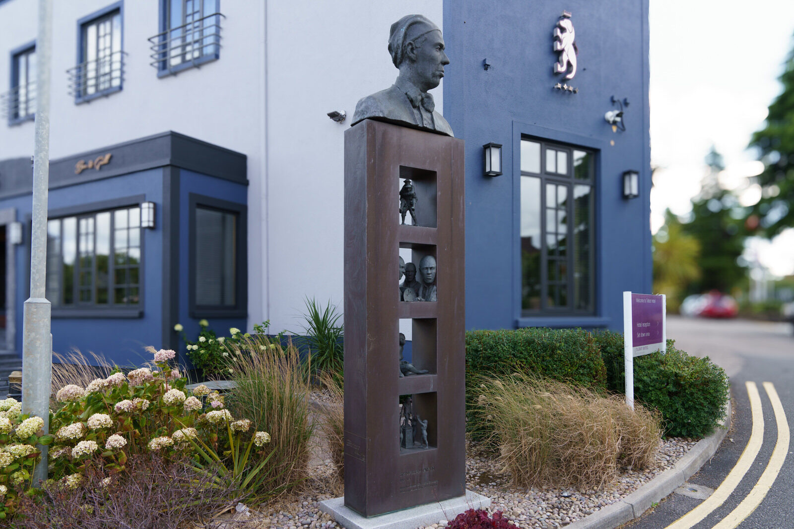 ORPEN SCULPTURE AT THE TALBOT HOTEL IN STILLORGAN [PHOTOGRAPHED 20 AUGUST 2024]-239080-1