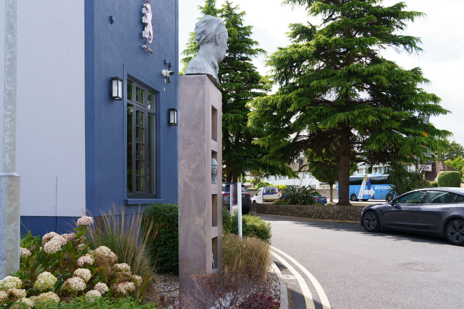 ORPEN SCULPTURE AT THE TALBOT HOTEL IN STILLORGAN [PHOTOGRAPHED 20 AUGUST 2024]-239081-1