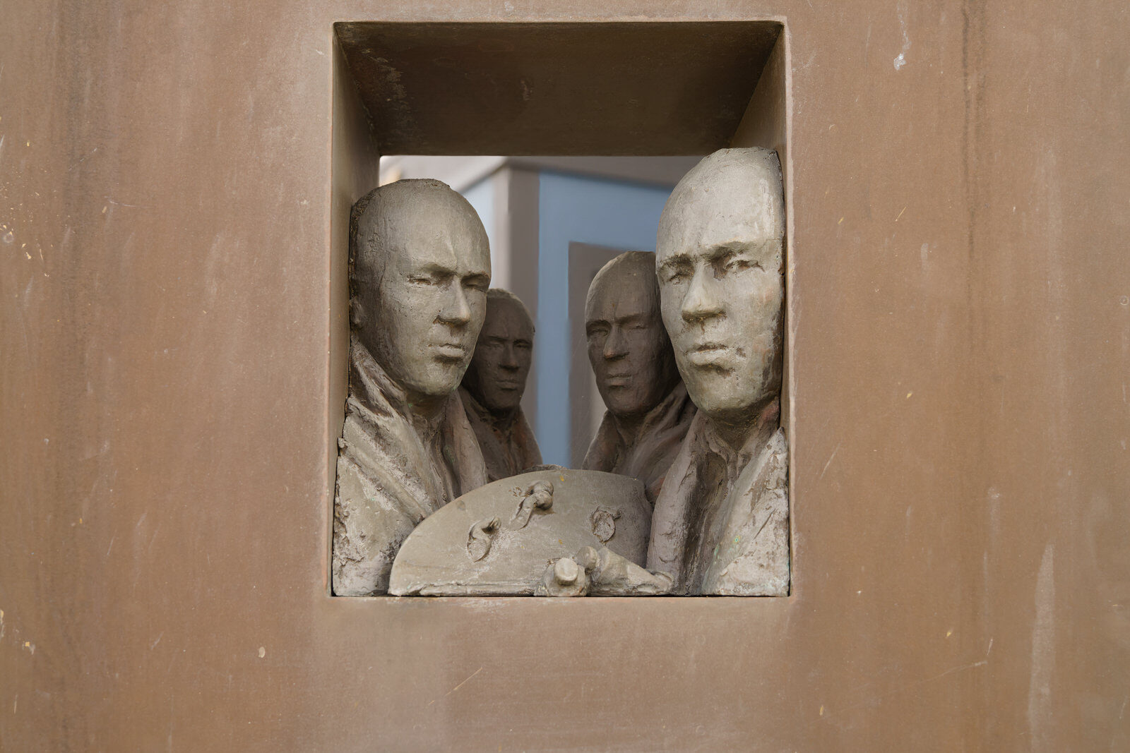 ORPEN SCULPTURE AT THE TALBOT HOTEL IN STILLORGAN [PHOTOGRAPHED 20 AUGUST 2024]-239083-1