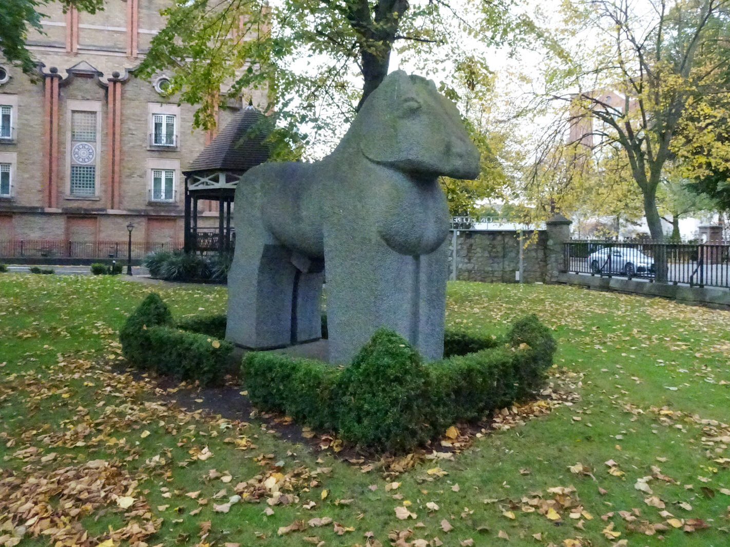 STALLION SCULPTURE [CLAYTON HOTEL IN BALLSBRIDGE]-242786-1