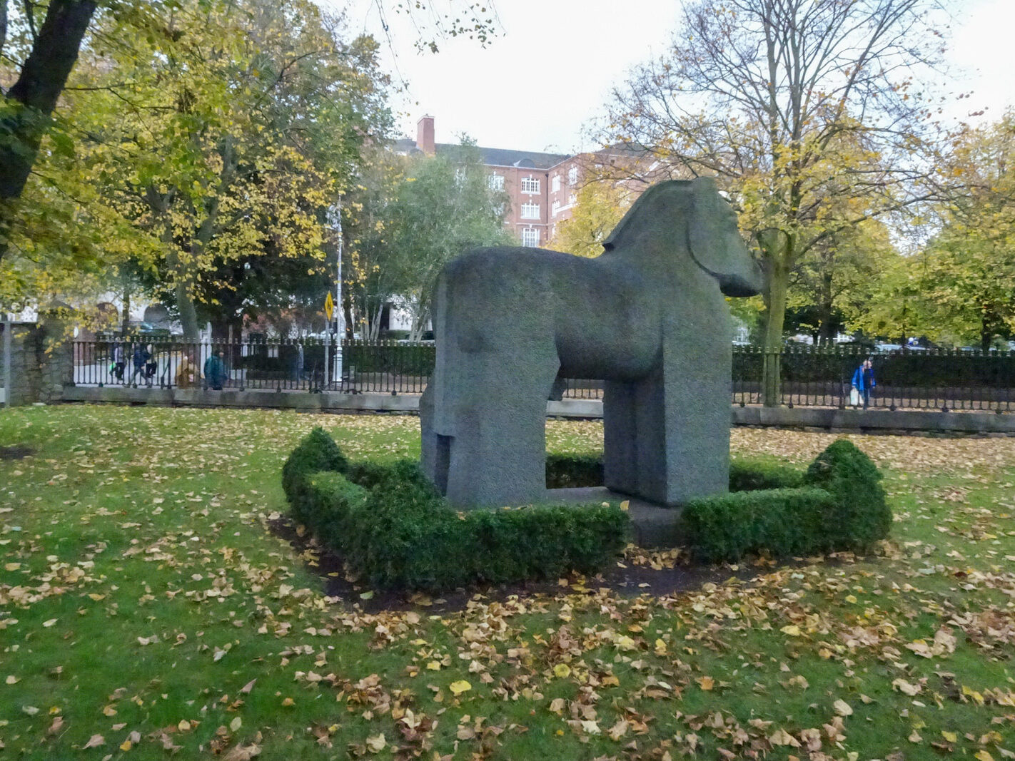 STALLION SCULPTURE [CLAYTON HOTEL IN BALLSBRIDGE]-242788-1