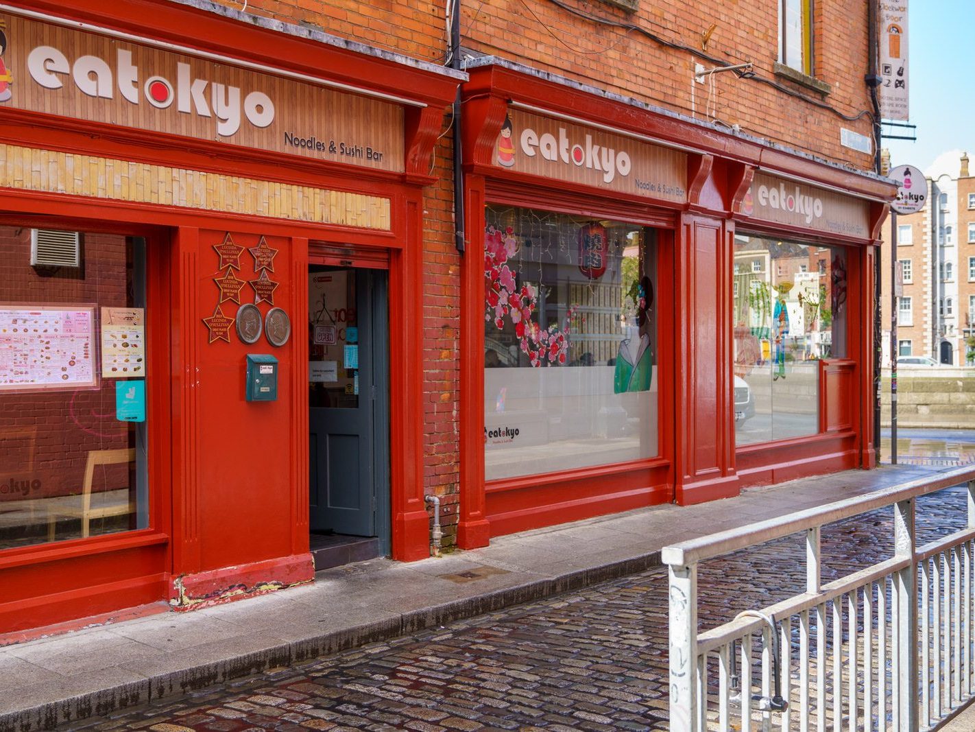 TEMPLE BAR WAS VERY COLOURFUL TODAY [IMMEDIATELY AFTER SOME REALLY INTENSE RAIN]-239055-1