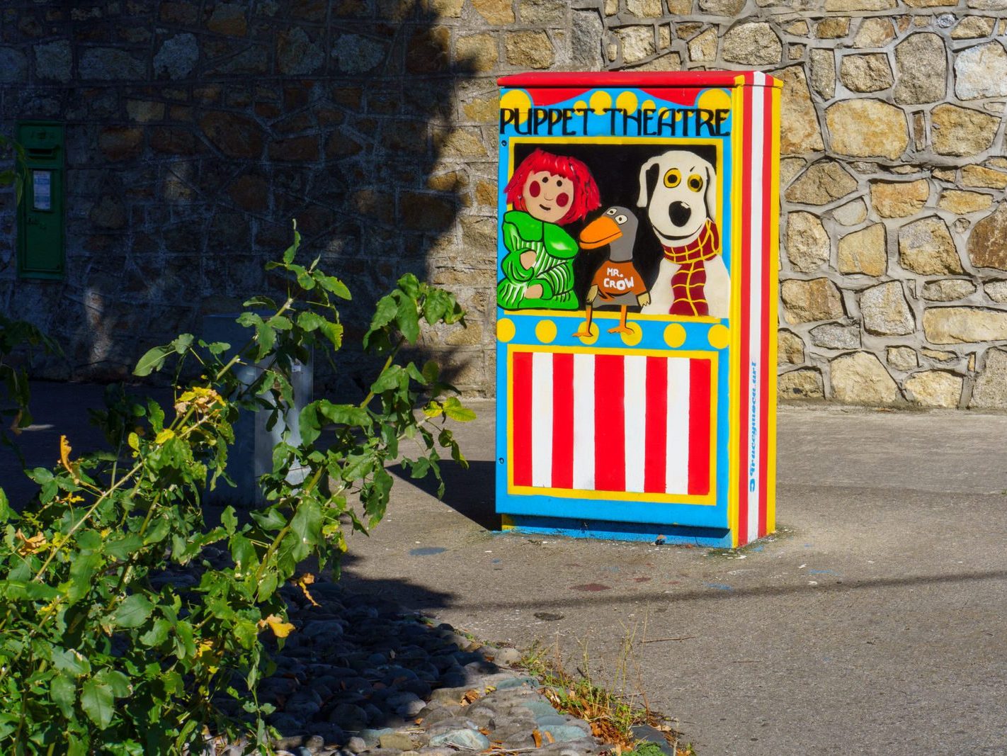 HOMAGE TO THE PUPPET THEATRE [PAINT-A-BOX STREET ART BY TRACEY MOCA]-240983-1