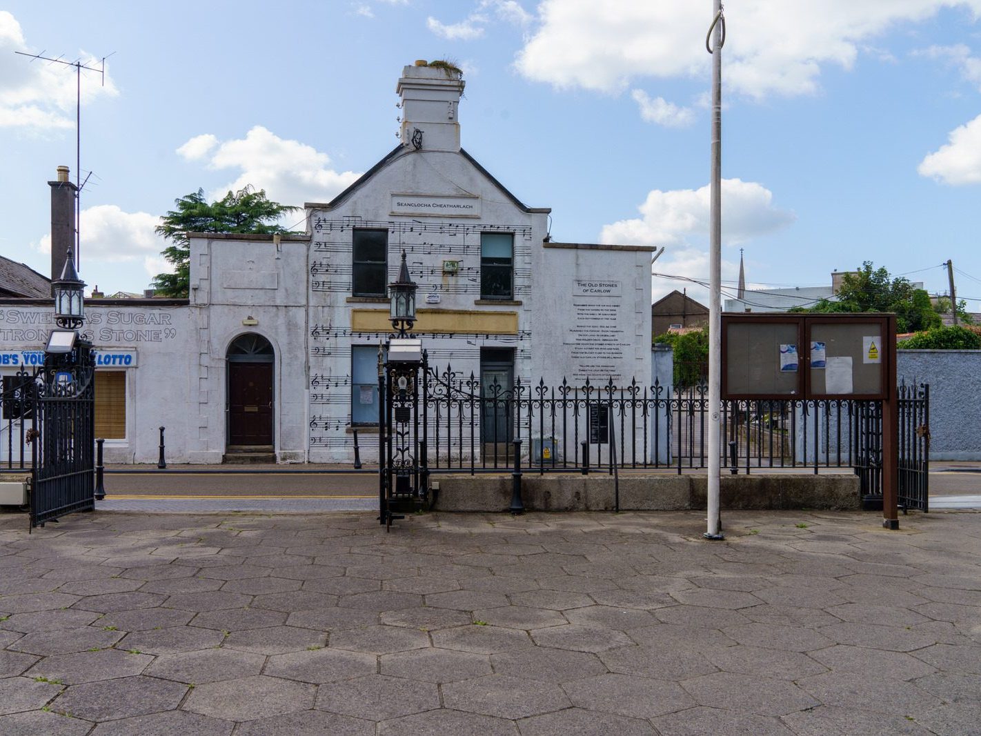 SWEET AS SUGAR STRONG AS STONE [OLD STONES MURAL IN CARLOW - SEANCLOCHA CHEATHARL]-239711-1