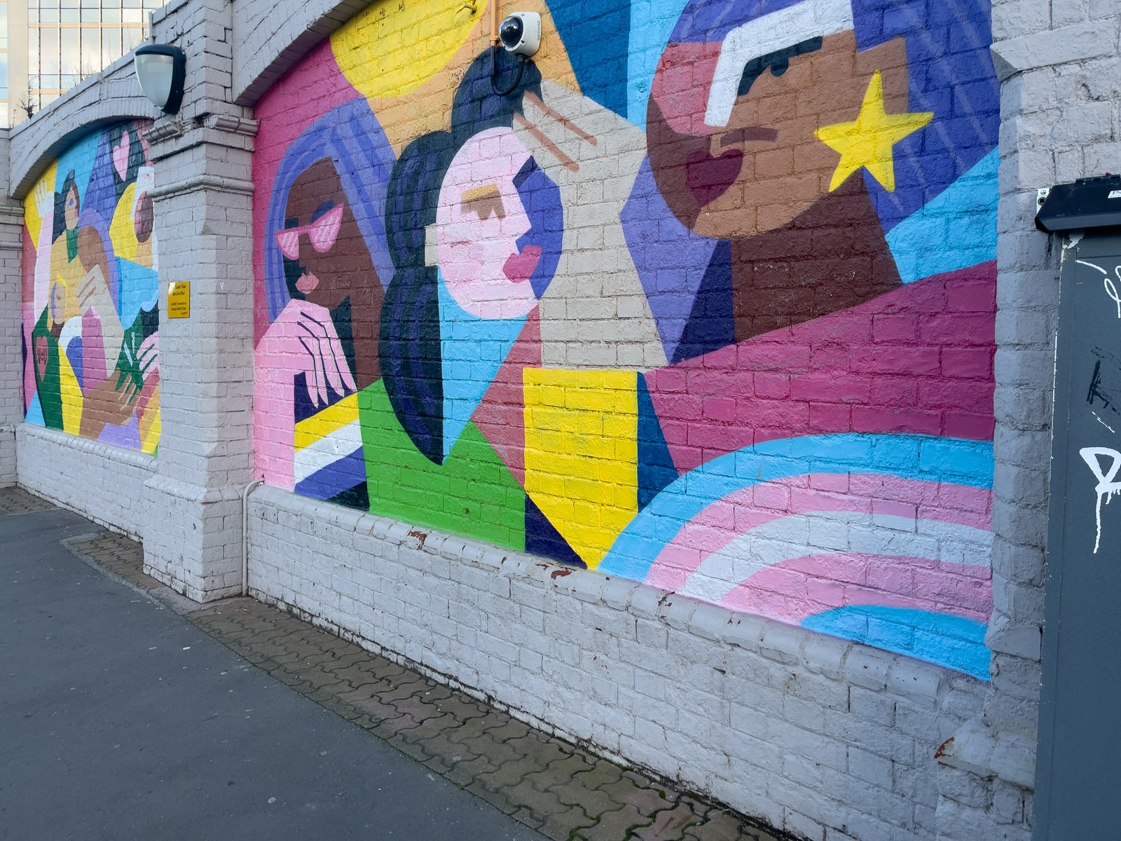 THE MURALS BY CLAIRE PROUVOST AT TARA STREET DART STATION [8 DECEMBER 2024]-245225-1