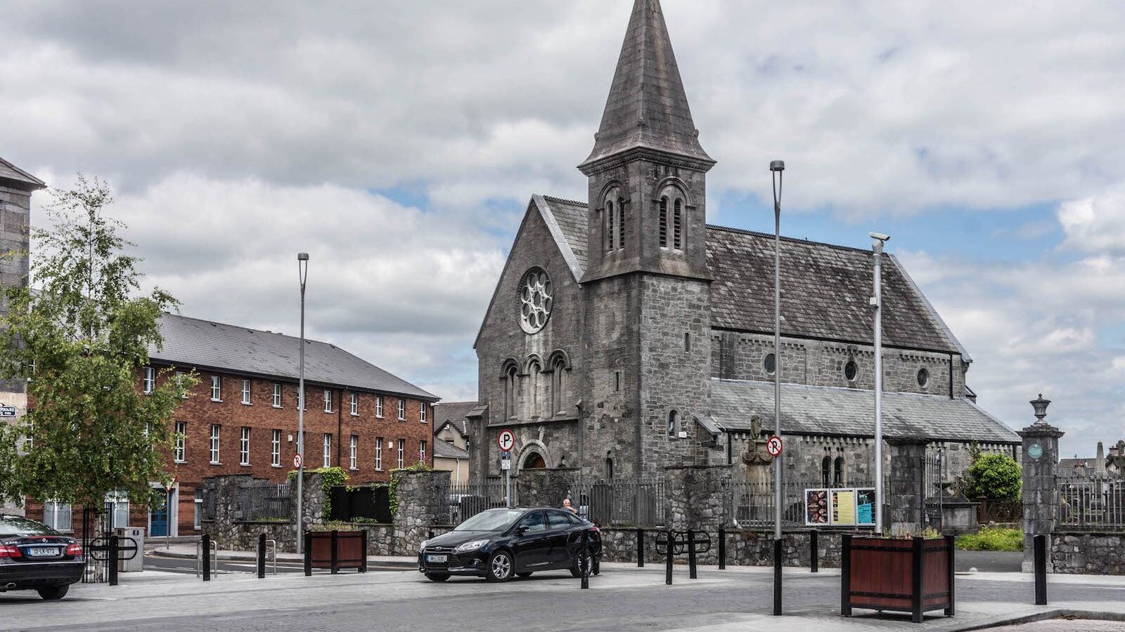 St. JOHN’S CHURCH AND GRAVEYARD IN LIMERICK [CHURCH OF IRELAND] REF-105909-1