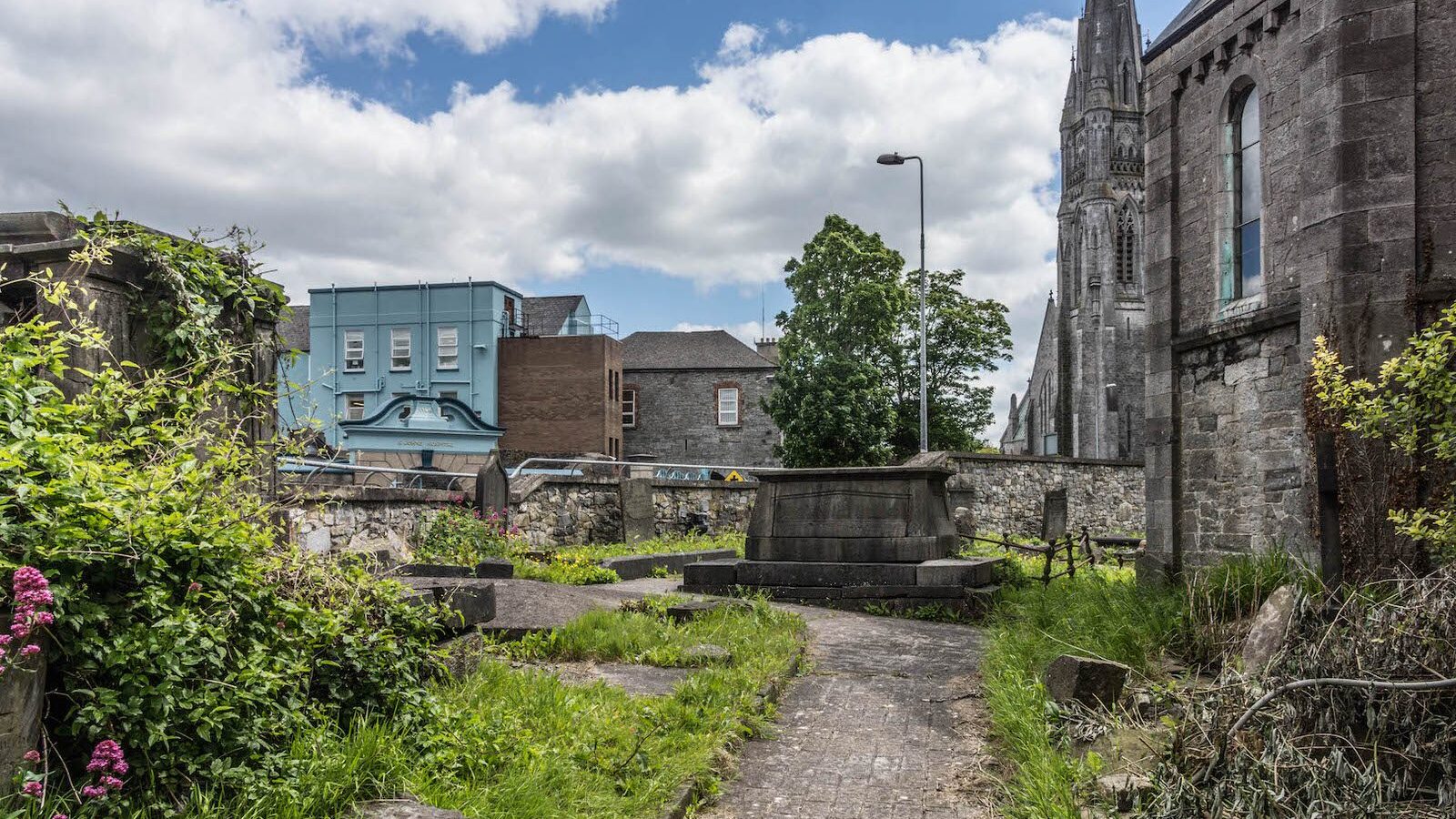 St. JOHN’S CHURCH AND GRAVEYARD IN LIMERICK [CHURCH OF IRELAND] REF-105916-1