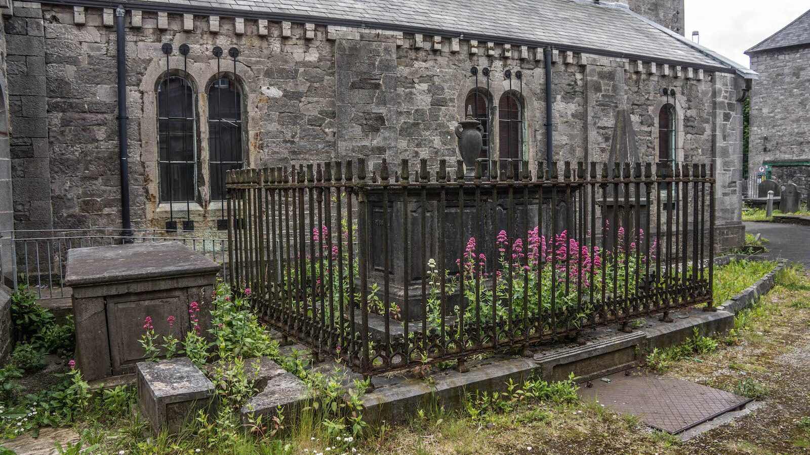 St. JOHN’S CHURCH AND GRAVEYARD IN LIMERICK [CHURCH OF IRELAND] REF-105920-1