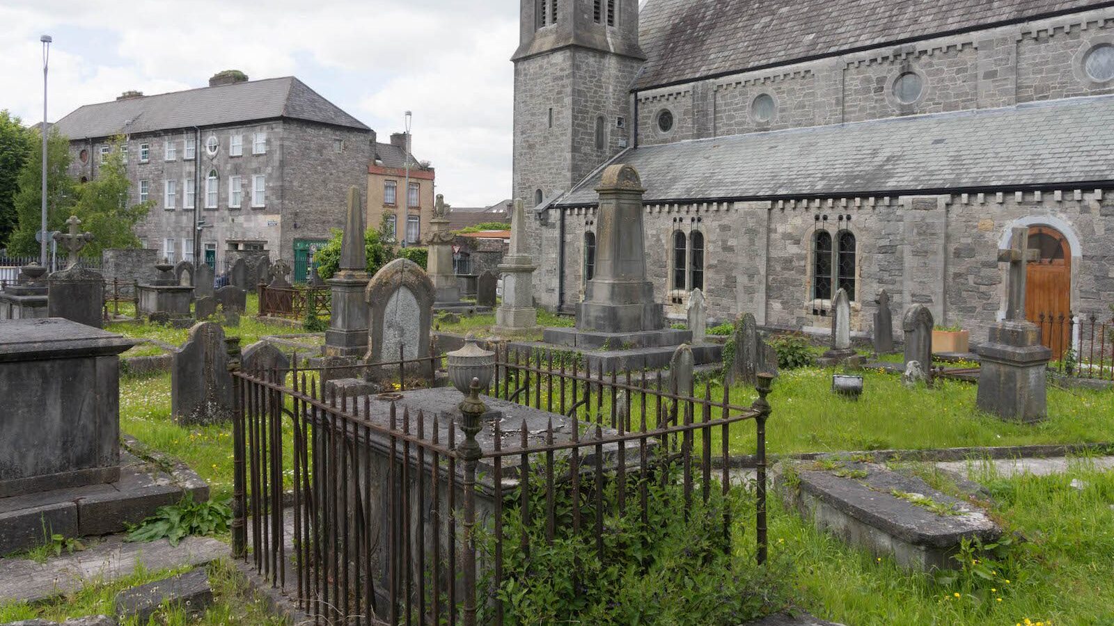 St. JOHN’S CHURCH AND GRAVEYARD IN LIMERICK [CHURCH OF IRELAND] REF-105932-1