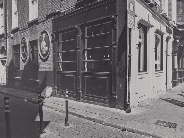 THEMPLEBAR LESS THE COLOUR Discover why black and white photography remains a popular choice for artists, while exploring the counter-perspective...