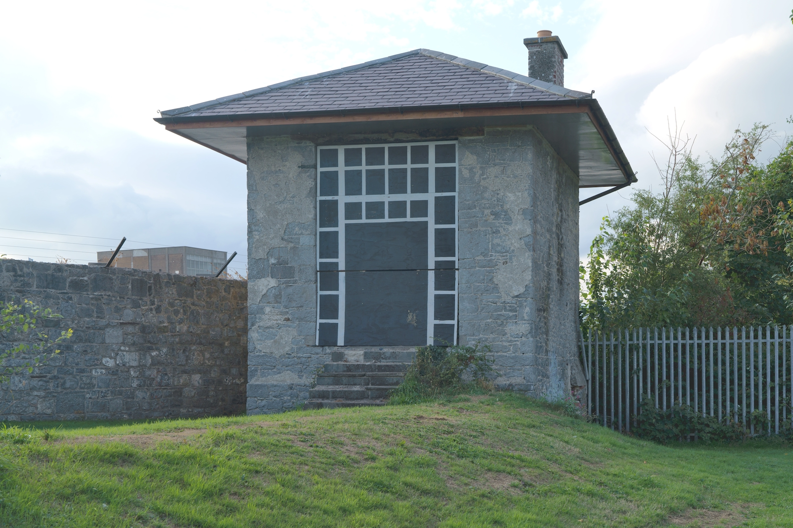the-tea-houses-at-bateman-quay-in-kilkenny-[also-the-tree--of-heaven]-227096-excellent
