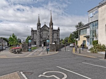 CHURCH AND GRAVE Kilkenny City, much like the rest of Ireland, has a deep-rooted history with religion, primarily Catholicism.