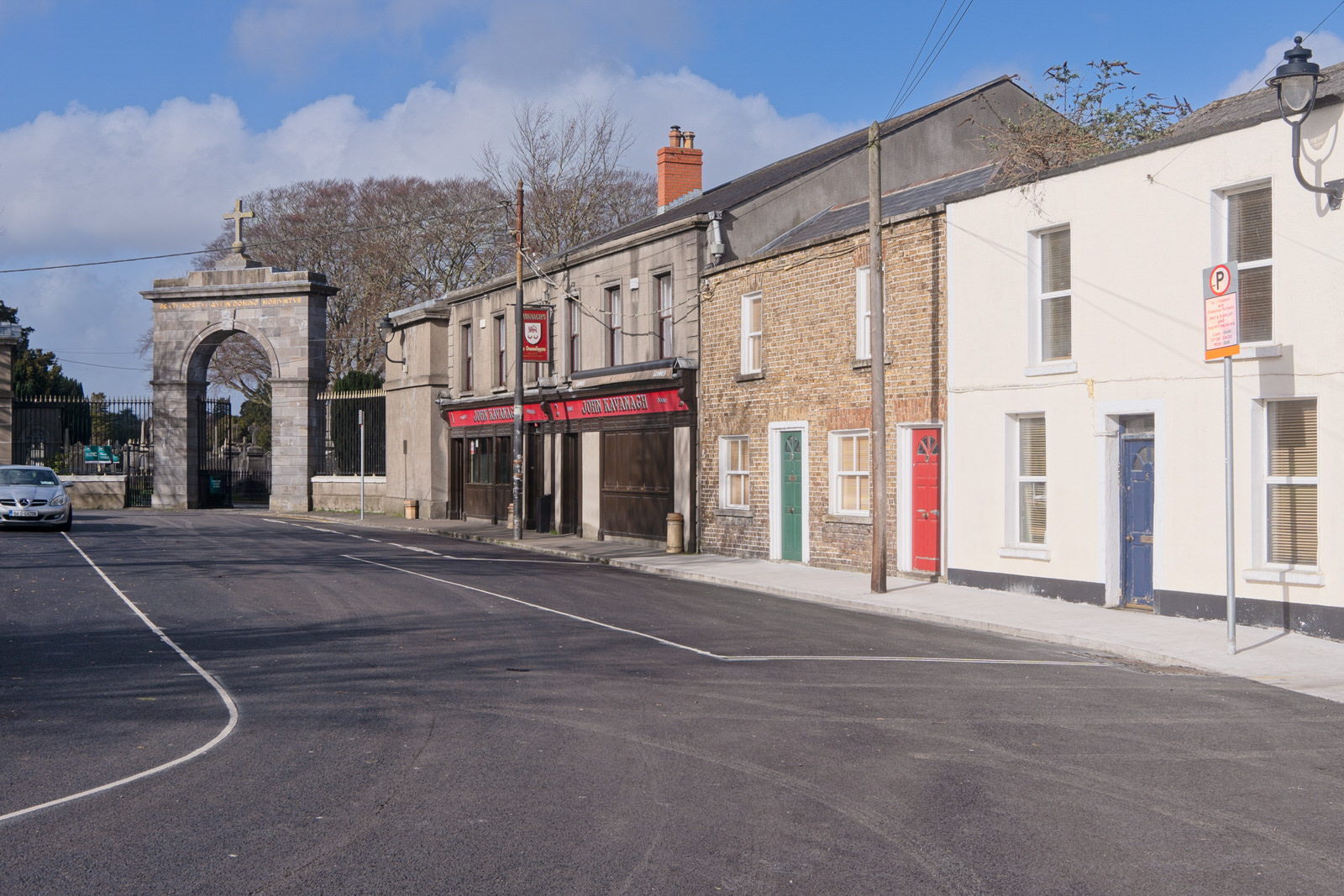 THE GRAVEDIGGERS PUB