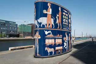 AN OLD DUBLINER WOULD UNDERSTAND THIS ART INSTALLATION BY JOHN KINDNESS [LOCATED ON SIR JOHN ROGERSON'S QUAY]-250986-1