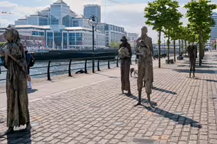 THE FAMINE MEMORIAL ON CUSTOM HOUSE QUAY [MY SECOND SESSION USING THE LEICA Q3]-250914-1