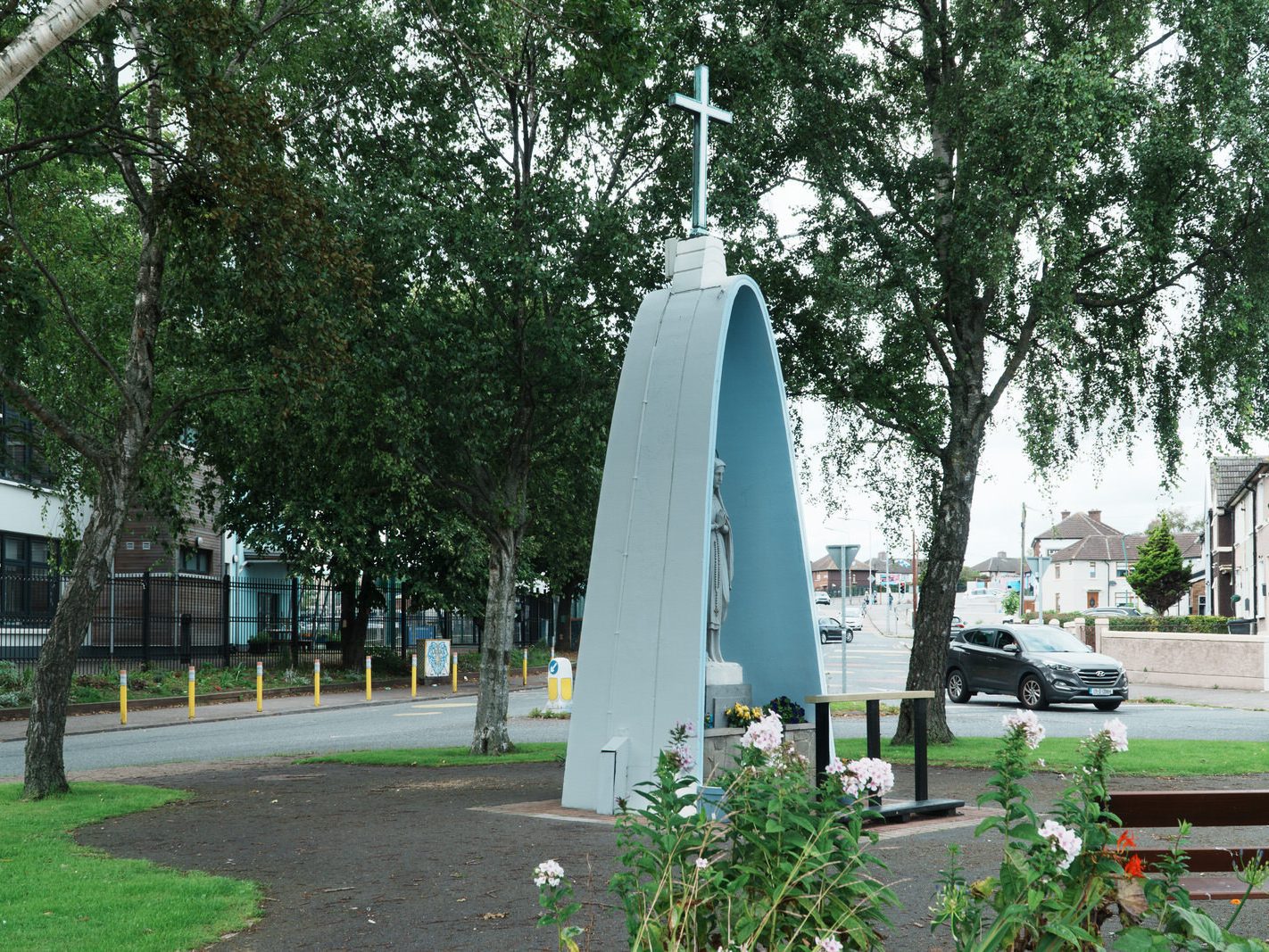 MARY QUEEN OF LOURDES MARIAN STATUE [FASSAUGH AVENUE TRAFFIC ISLAND - OR IS IT A ROUNDABOUT] 001