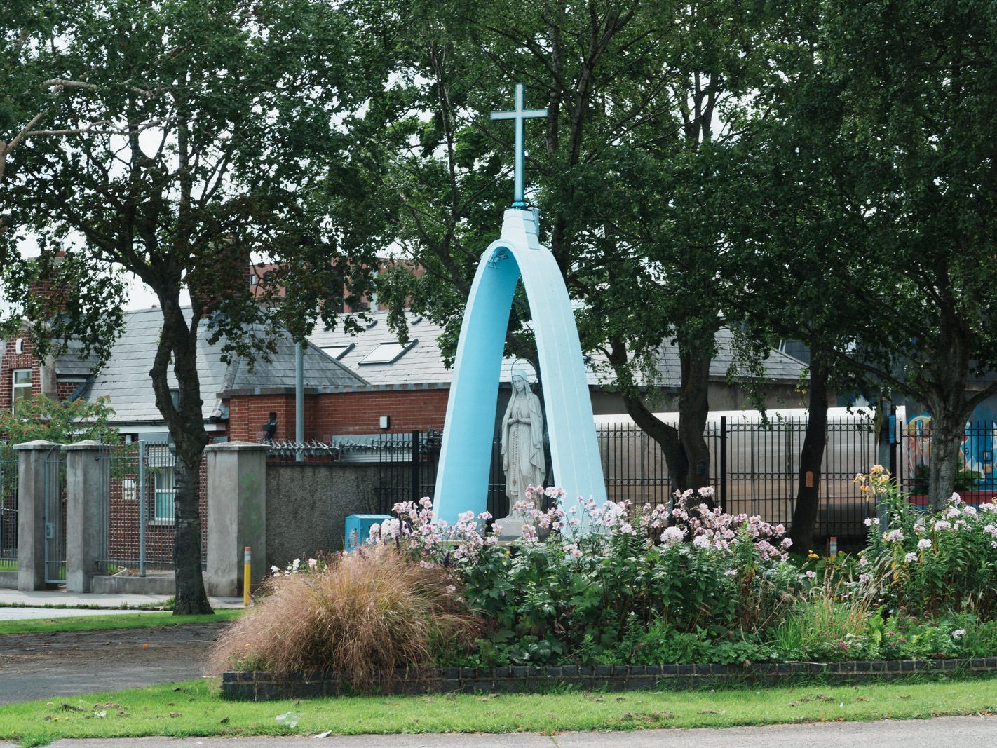 MARY QUEEN OF LOURDES MARIAN STATUE [FASSAUGH AVENUE TRAFFIC ISLAND - OR IS IT A ROUNDABOUT] 002