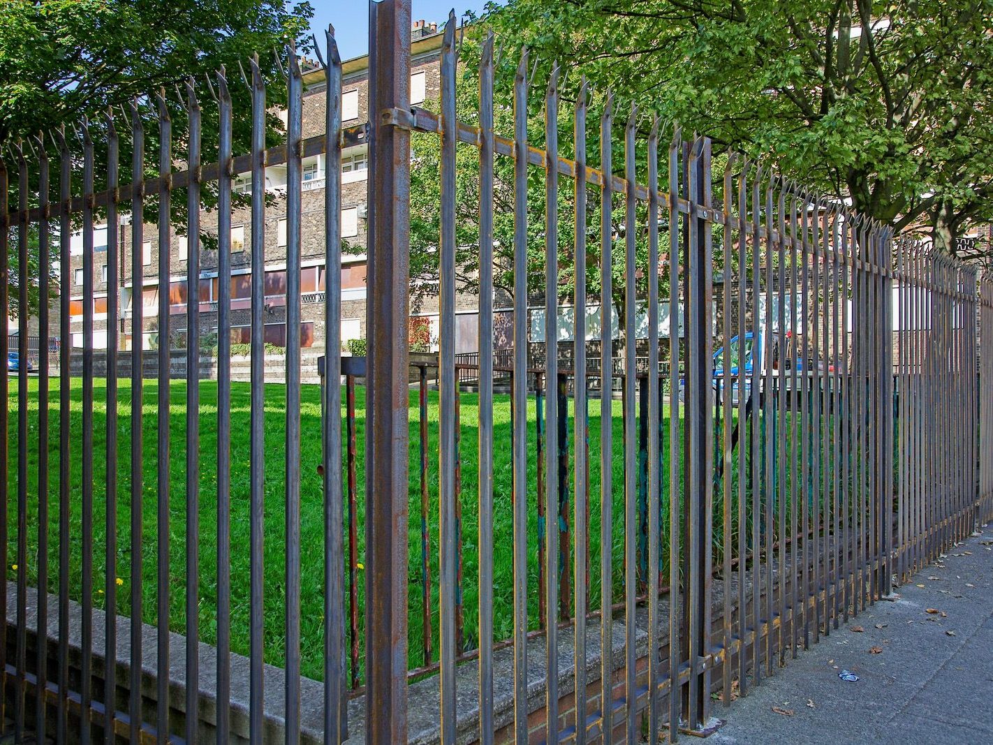 SECURITY FENCING BEING INSTALLED AROUND DORSET STREET FLATS [I DID NOT KNOW THAT THE COMPLEX WAS TO BE DEMOLISHED] 004