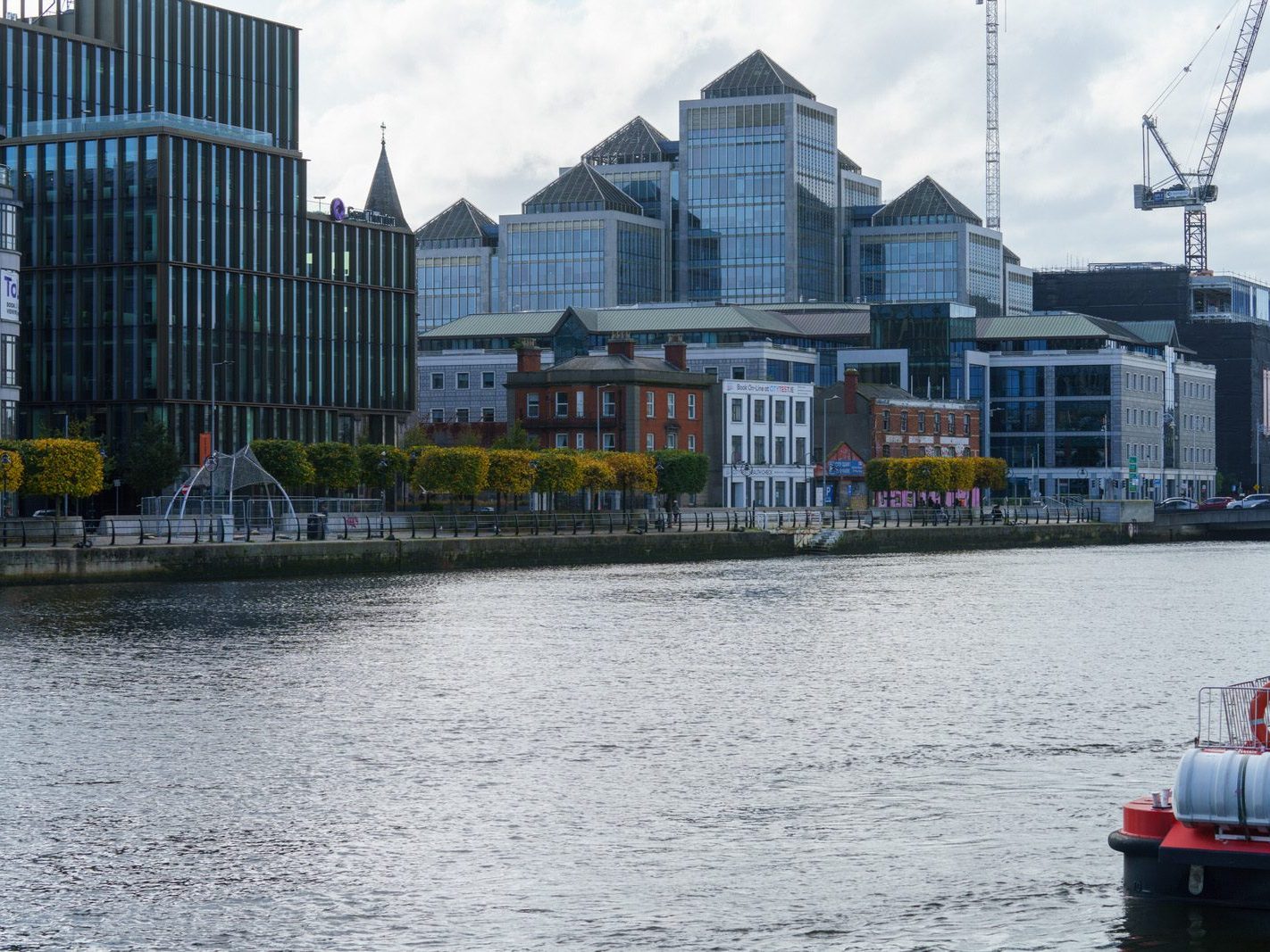 A LOT GOING ON NEAR THE SEAN O'CASEY BRIDGE [ON THE NORTH BANK OF THE LIFFEY ACROSS FROM CHQ] 005