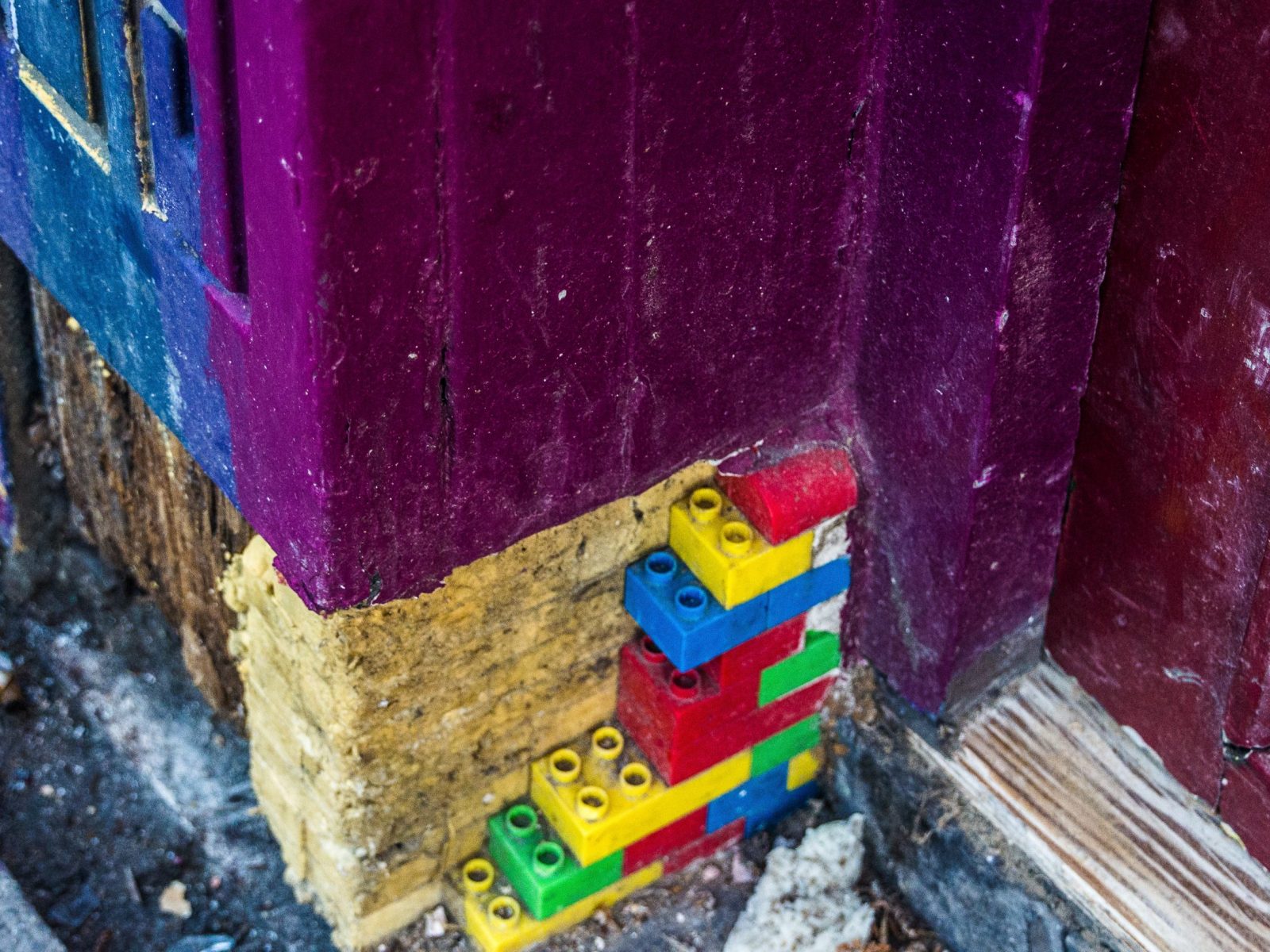 DID SOMEONE USE LEGO BRICKS TO REPAIR A WALL [OR WAS IT A FORM OF URBAN ART] 003