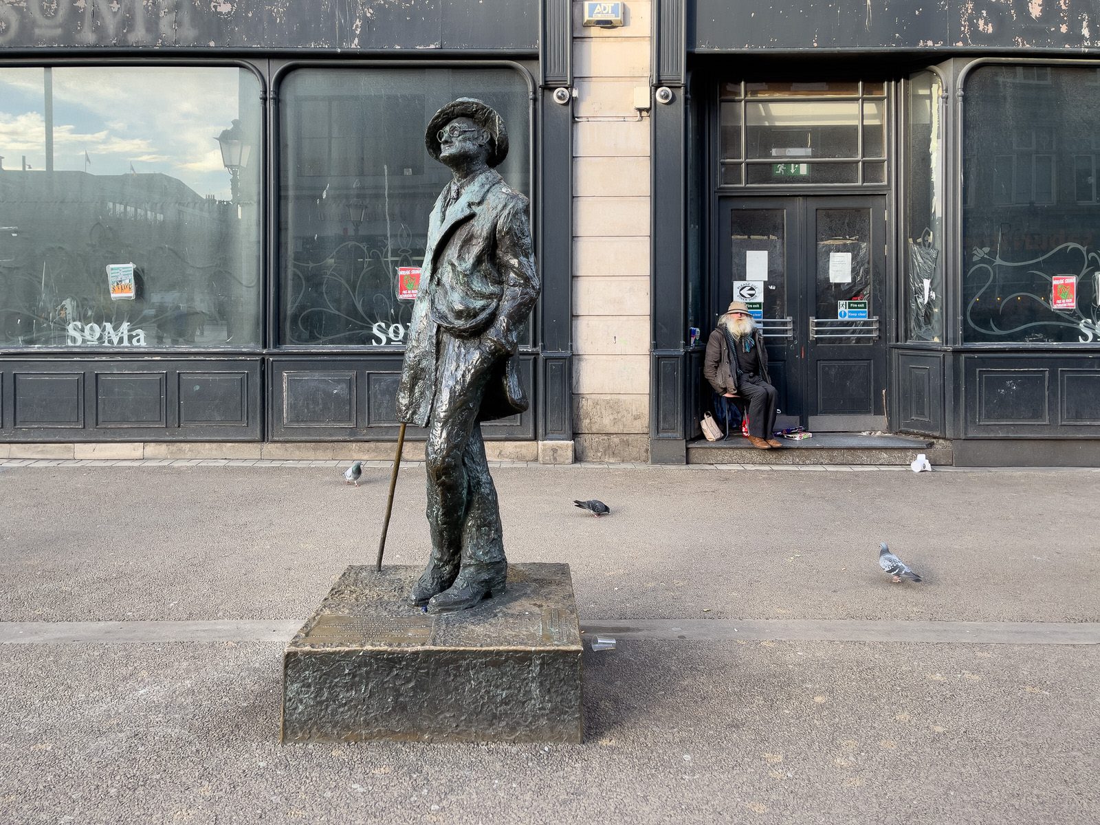 JAMES JOYCE STATUE BY MAJORIE FITZGIBBON [THE STATUE ITSELF HAS ATTRACTED A SOMEWHAT RUDE NICKNAME]-223039-1