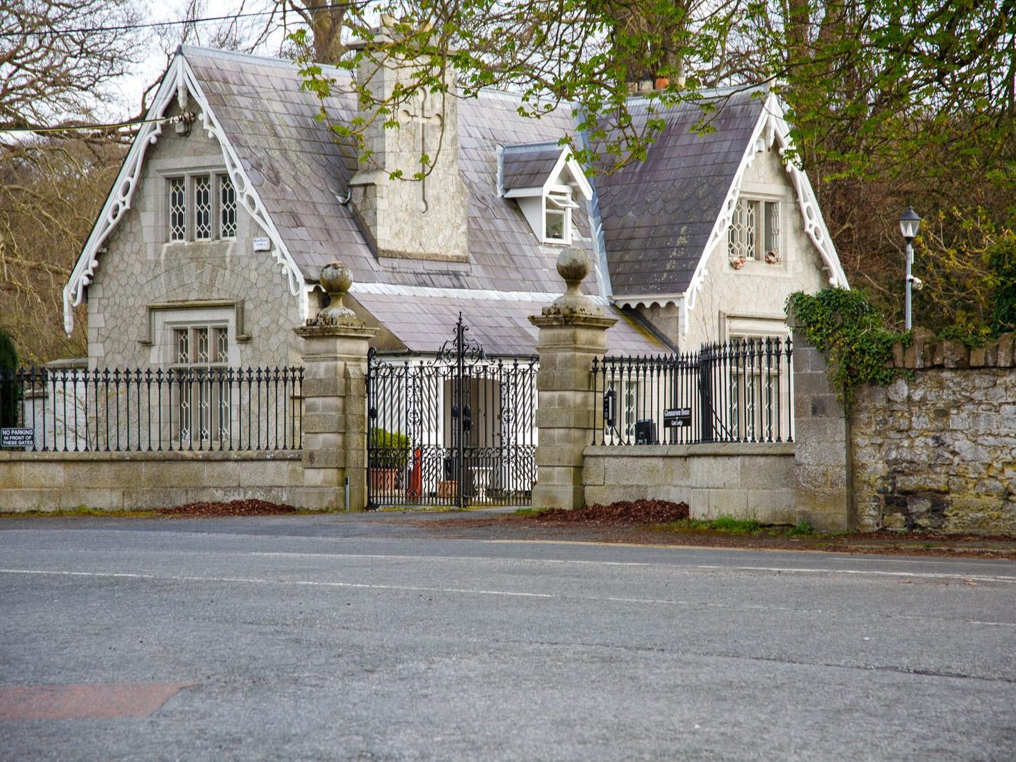 KNOCKMAROON GATE LODGE PHOENIX PARK [AND NEARBY]-223730-1